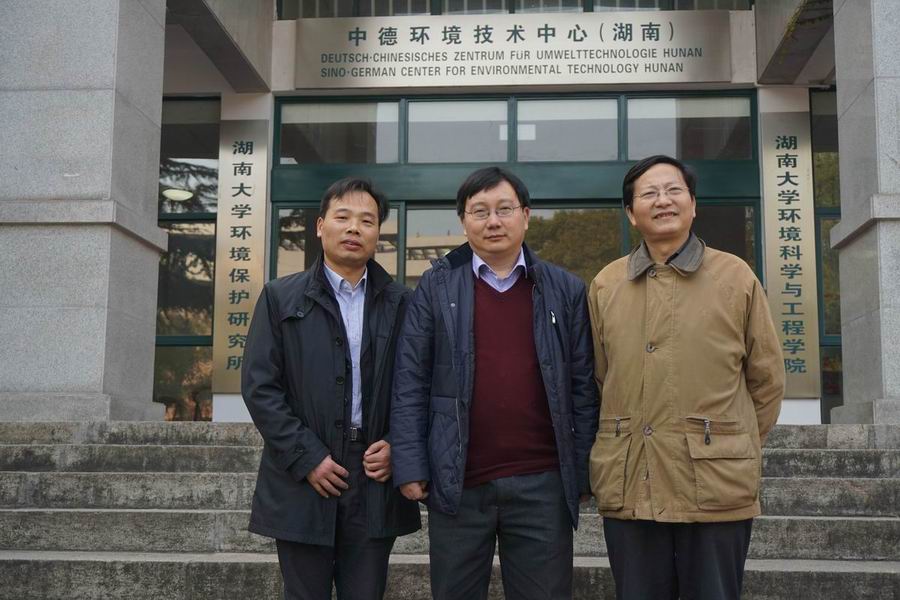 从左到右依次为李忠武教授、胡世雄教授和曾光明教授。