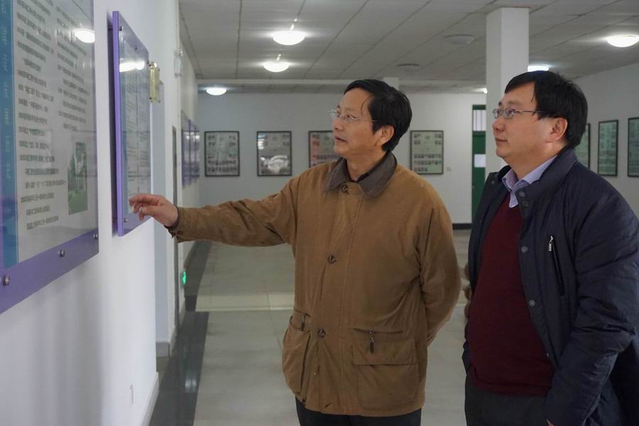 曾光明院长向胡世雄教授介绍公司的发展历史、学科建设。
